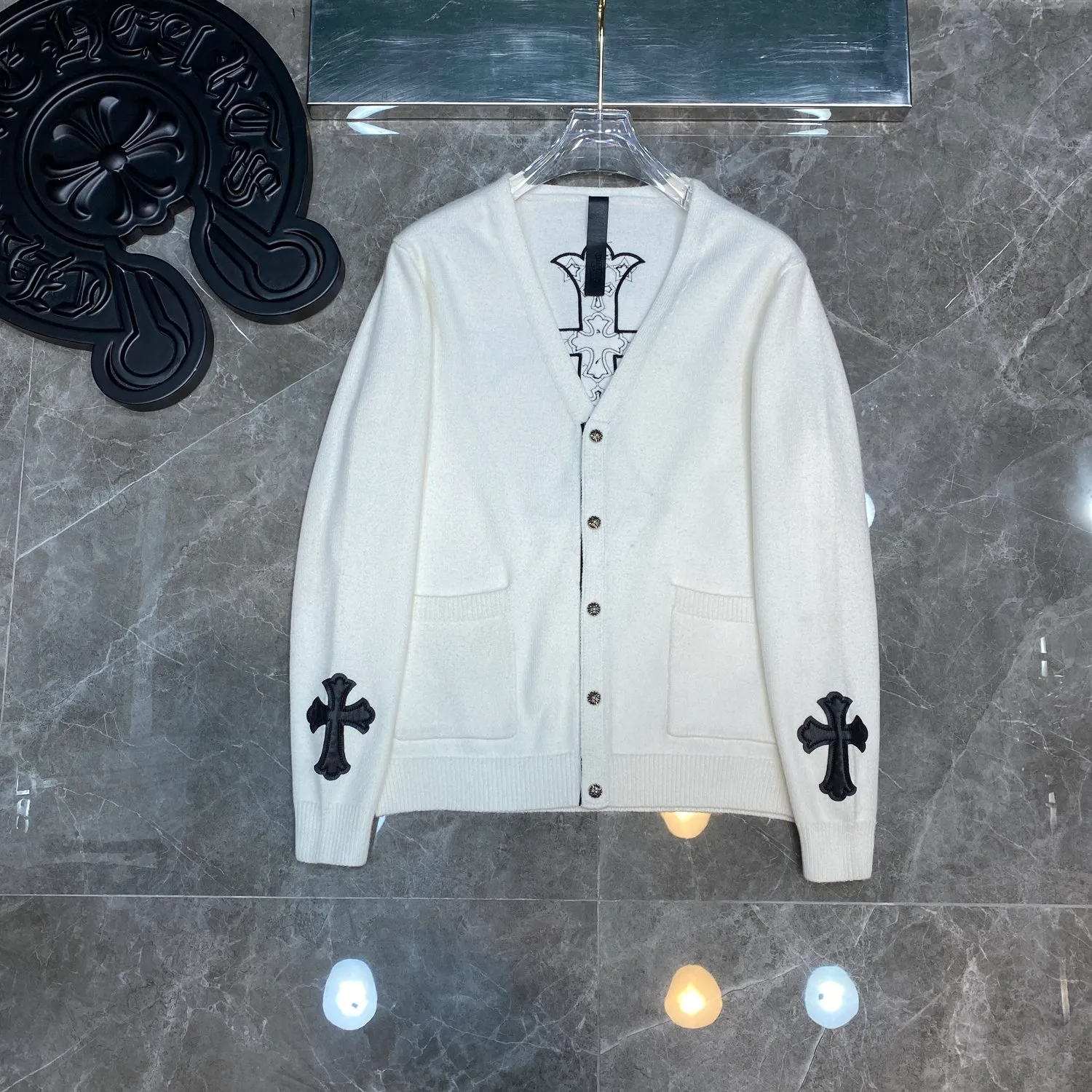 P296 Chrome Hearts 🍁Sweater series🍁 New V-neck buttoned cardigan sweater for autumn and winter. Selected high-quality wool blended knitted fabrics. Tajima machine embroidery➕ Heavy cross sheepskin patchwork craftsmanship. Total size 17 pieces of patchwork➕Customized silver-proof lattice buckle. Non-market ordinary version. 🏷Three standards complete🏷 🌈Recommended colors: black white🌈